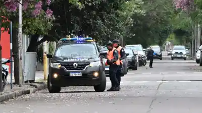 Forcejeo en el estacionamiento de un bailable: dos policías heridos y uno con fractura