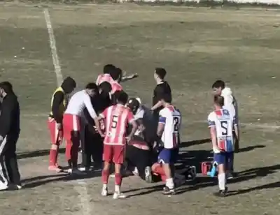 Cayó en pleno partido y el árbitro tomó una decisión inesperada