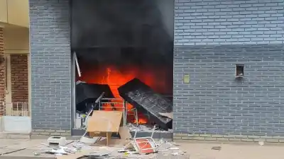 Se incendió un inmueble en pleno centro de la Capital y los bomberos llegaron de urgencia