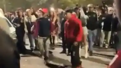 La clausuraron el viernes, la reabrieron el sábado y la fiesta terminó a los golpes en plena calle