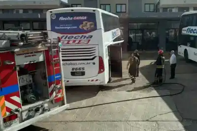 Un colectivo en la Terminal de Concepción del Uruguay empezó a arder y los bomberos llegaron a tiempo