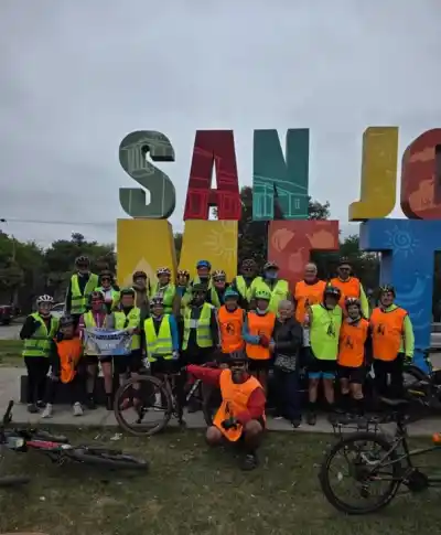 Ruedan desde Córdoba al Milagro: quién es el oranense que pedalea en el grupo y el detalle que nadie ve
