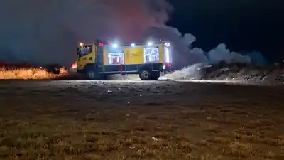 El fuego avanza a metros de un bailable y los bomberos no logran explicar cómo empezó