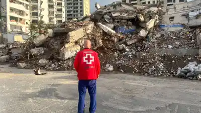 Llevó las cenizas de un venezolano a Perú y siguió viaje: lo que encontró en una plaza de Caracas