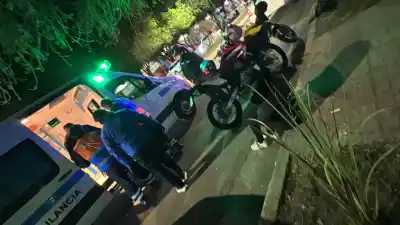 Iban en moto por General Pico y terminaron en el hospital por lo que hizo otro conductor