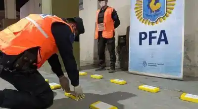 Una camioneta sin patente llamó la atención en Orán: al detenerla, los ocupantes dejaron algo atrás