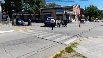 Chocaron contra un auto en Monteros e ingresaron al Hospital