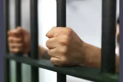 La golpeó 5 horas con un cuchillo en mano, pero un descuido le abrió la puerta