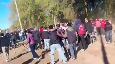 La semifinal sarmientina se jugaba en paz, hasta que la tribuna estalló