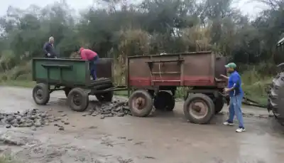 Cansados de los pozos, vecinos de Simoca salen a arreglar los caminos por su cuenta