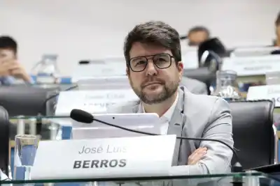 El gobernador que hace videos, pero cuando hay que mostrar papeles "están flojitos"