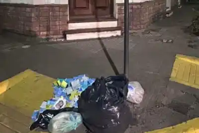 Vecinos denunciaron bolsas con medicamentos en pleno centro: lo que encontró la policía adentro