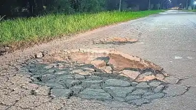 Pagan tasas millonarias, pero el asfalto que los recibe está destrozado
