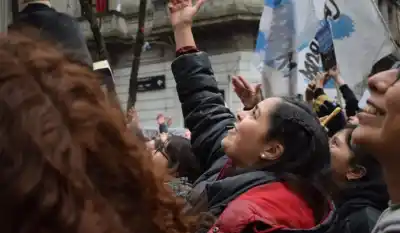 Militantes catamarqueños viajaron a Buenos Aires: el mensaje que dejaron frente a la casa de Cristina