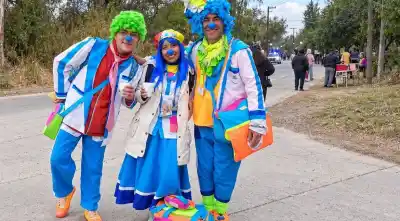 Peregrinación del Milagro: los payasos médicos que caminan junto a los fieles y no pasan desapercibidos