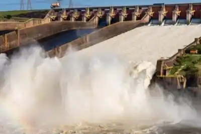 Itaipú abrió sus compuertas y libera agua hacia el Paraná: el detalle que sigue en la mira