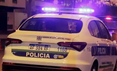 Manejaba por Capitán Murga cuando su auto volcó y chocó contra una columna: lo que encontraron adentro