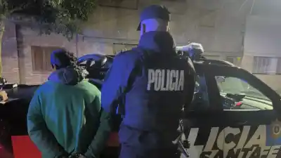 Robó una guirnalda de luces de un restobar y la policía lo esperó en la esquina