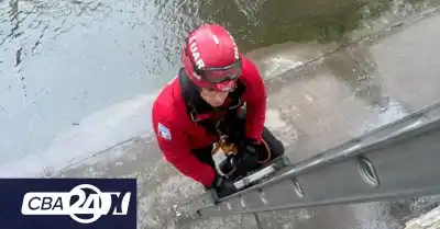 Cayó al canal de La Cañada en pleno centro y quedó atrapado: la maniobra que sorprendió a todos