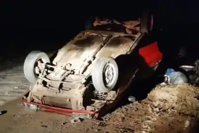 Derrapó con su Fiat Uno en plena Ruta 12 y el auto terminó al revés: hay heridos