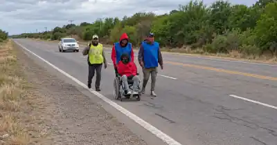 La ruta que unió a dos amigos: uno pedalea, el otro empuja la silla hasta Salta
