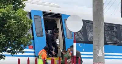 Cruzó las vías corriendo y el tren lo alcanzó: el detalle que nadie esperaba