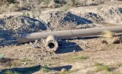 Un auto volcó, derribó una columna y dejó a un barrio entero a oscuras: cuándo vuelve la luz