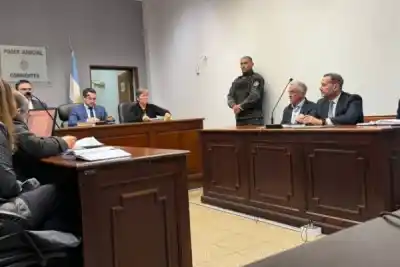 Un ginecólogo correntino se sienta en el banquillo: qué se juega en el juicio que arrancó en la capital