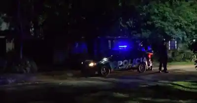 Hallan muerto a un hombre de 75 años en su casa de Rosario y buscan a dos sospechosos