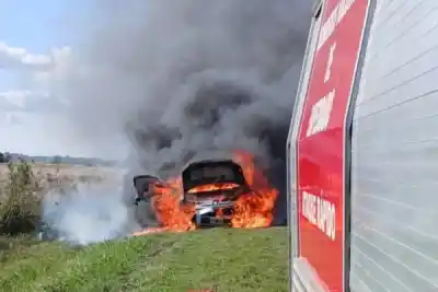 Una camioneta quedó detenida en la banquina de la Ruta 12 y terminó envuelta en llamas