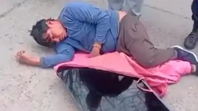 Vecinos atraparon al sospechoso de golpear a una anciana y robarle el televisor: el video que lo complica
