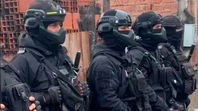 Allanaron dos casas en Monterrico y la Justicia tomó una decisión que los dejó adentro