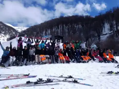 Subieron a la montaña con los esquíes prestados: lo que pasó después los dejó sin palabras