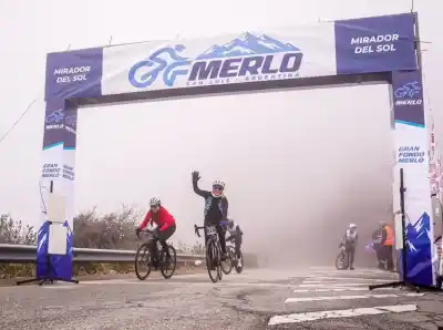 El frío no detuvo a nadie: Merlo estrenó su Gran Fondo y el Mirador del Sol fue el juez