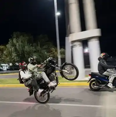 Dos motos, cuatro personas y una avenida: el "willy" que otra vez quedó filmado en San Juan
