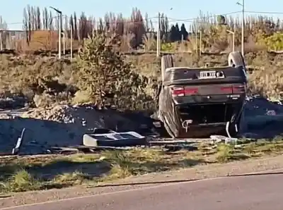 Volcó, chocó contra un poste y murió: qué se sabe del siniestro en Trelew