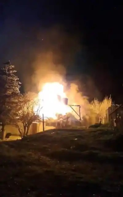 Humo en el baño, dos aspirantes dormidas y un fuego que avanzó sin freno: qué se sabe del incendio en la escuela policial