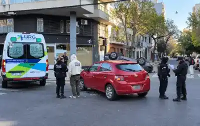 Tres autos chocaron en Lourdes y uno terminó volcado sobre la vereda
