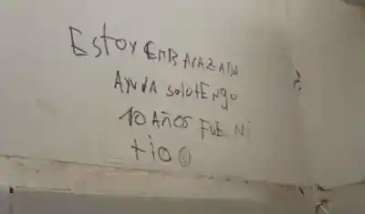Escribieron un mensaje escalofriante en el baño de una escuela y la Justicia no logra dar con el autor