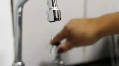 Tres barrios de Centenario llevan más de 15 horas sin agua y las reservas ya no alcanzan