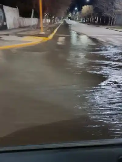Se rompió una cañería en el norte de Roca: los barrios que amanecieron sin agua