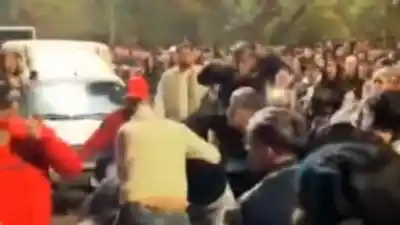 La pelea que empezó en un boliche de Trinidad y siguió en la calle: las botellas que aparecieron después