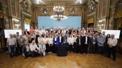 Kicillof reunió a más de 60 intendentes y lanzó una acusación contundente contra el Gobierno nacional