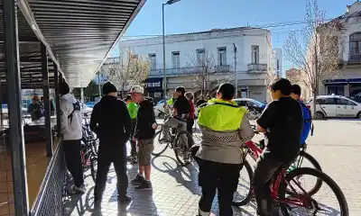 Retuvieron tres bicicletas en la plaza, pero una apareció en un lugar inesperado