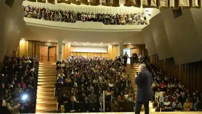 Jaldo premió a 150 docentes tucumanos y reveló el dato que nadie esperaba