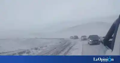 Cortaron la Ruta 40: el viento blanco dejó a los autos atrapados en la Cuesta de Miguez