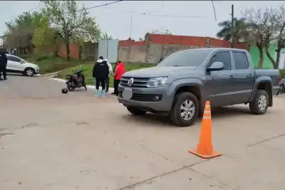 Manejaba una moto sin licencia, chocó contra una camioneta y ahora deberá explicar algo más