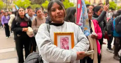 Perdió a su bebé a los 3 días de nacer y camina desde El Carril con una promesa que parte el alma