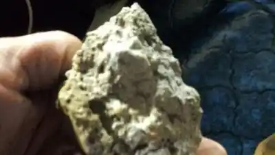 Camioneros, hartos: les tiran piedras y amortiguadores desde un puente de la ruta 2