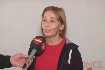 Manejaba moto bajo la lluvia y el frío para repartir cartas en Paraná: la historia que se conoció en el Día del Cartero